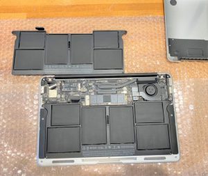 MacBook Air (11インチ, Early 2015)　バッテリー交換
